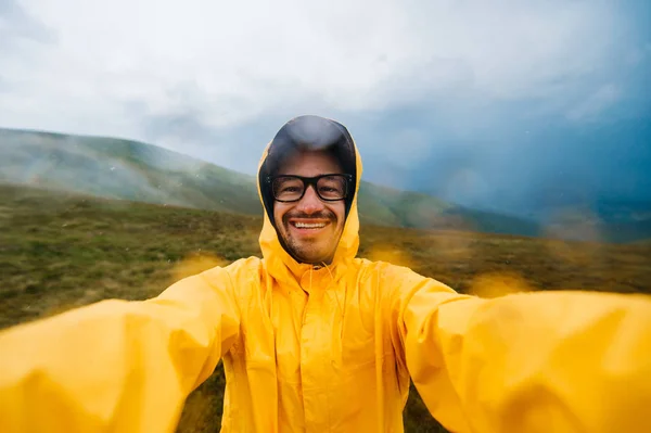 Ponto Vista Câmera Viajante Capa Chuva Amarela Óculos Tomando Selfie — Fotografia de Stock