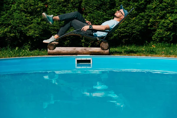 Hombre Relajante Chaise Longue Más Allá Piscina Villa Sicilia Con — Foto de Stock