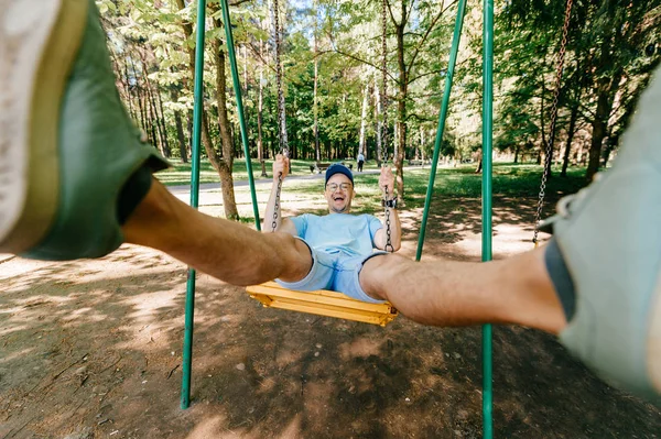 Uomo Adulto Oscillante Altalena Sul Parco Giochi Nel Parco Estivo — Foto Stock