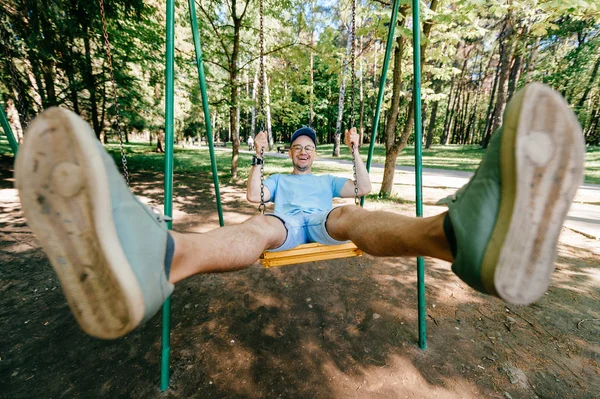 Adulte Homme Balançant Sur Swing Sur Aire Jeux Dans Parc — Photo