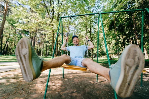 Adulto Homem Balançando Balanço Playground Verão Parque — Fotografia de Stock