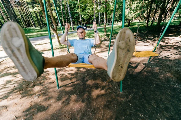 Hombre Adulto Balanceándose Columpio Parque Verano — Foto de Stock