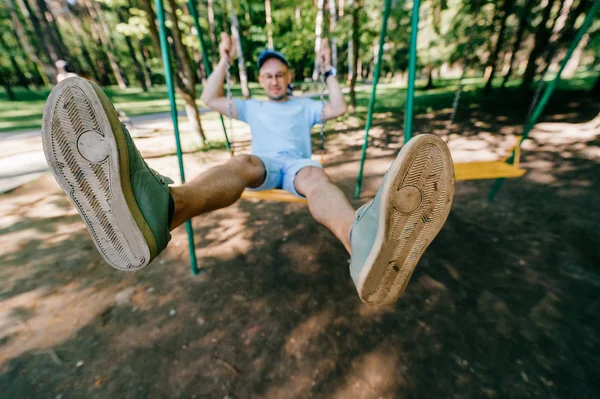 Hombre Adulto Balanceándose Columpio Parque Verano — Foto de Stock