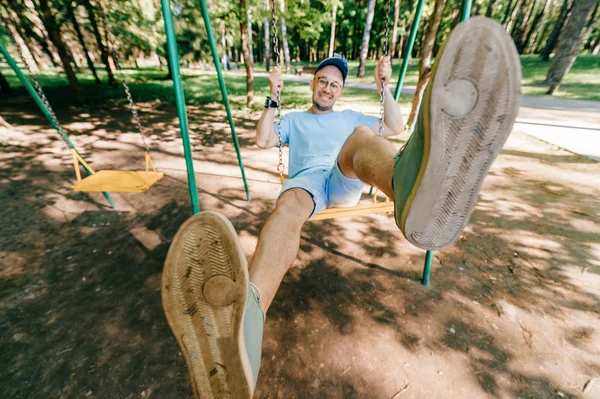 Hombre Adulto Balanceándose Columpio Parque Verano — Foto de Stock
