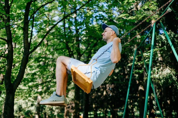 Volwassen Man Swingen Schommel Speeltuin Zomer Park — Stockfoto