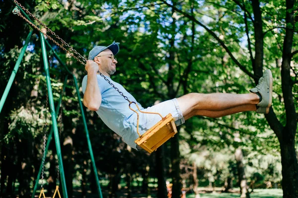 Hombre Adulto Balanceándose Columpio Parque Verano — Foto de Stock