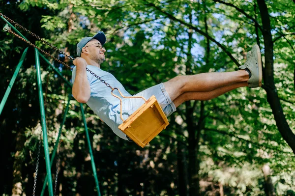 Adulte Homme Balançant Sur Swing Sur Aire Jeux Dans Parc — Photo