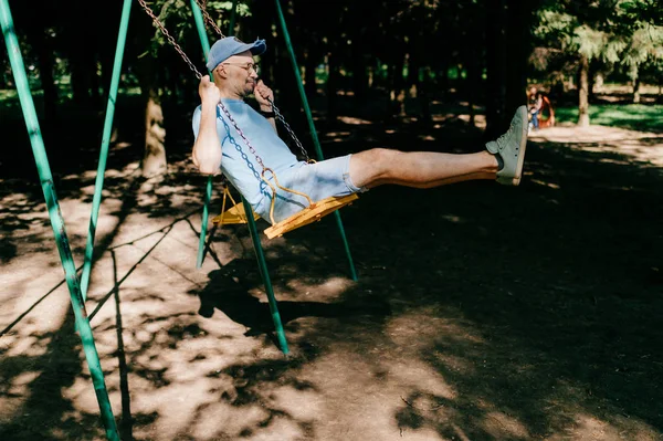 Adulto Homem Balançando Balanço Playground Verão Parque — Fotografia de Stock