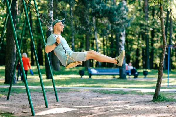 Hombre Adulto Balanceándose Columpio Parque Verano — Foto de Stock