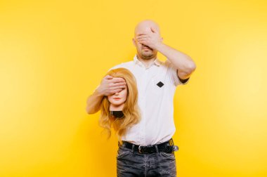 kel adam Sarı zemin üzerinde plastik manken kafa tutan