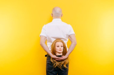 kel adam Sarı zemin üzerinde plastik manken kafa tutan