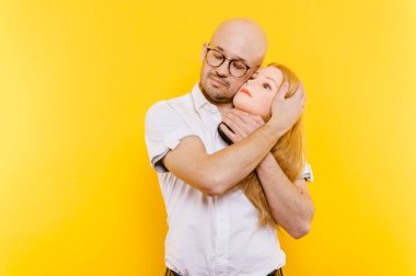 kel adam Sarı zemin üzerinde plastik manken kafa tutan