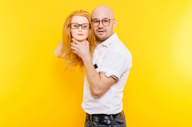 kel adam Sarı zemin üzerinde plastik manken kafa tutan