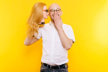 kel adam Sarı zemin üzerinde plastik manken kafa tutan