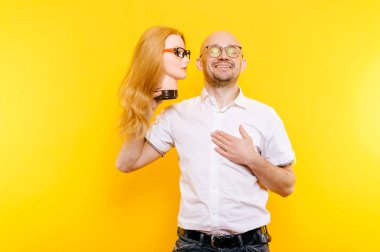 kel adam Sarı zemin üzerinde plastik manken kafa tutan