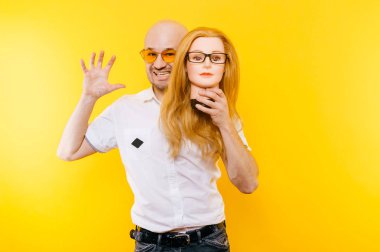 kel adam Sarı zemin üzerinde plastik manken kafa tutan