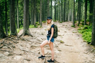 Sarışın genç kadın sırt çantasında yaz gününde güzel Karpat Dağları ile