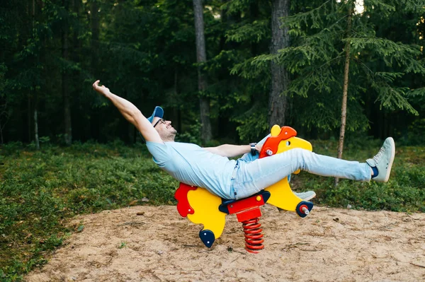 Человек Верхом Металлическом Банджи Качалке Детской Площадке — стоковое фото