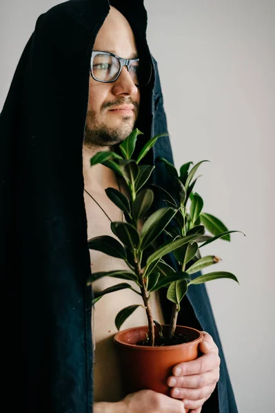 Man Glazen Zwarte Ceremonie Mantel Die Pot Met Groene Plant — Stockfoto