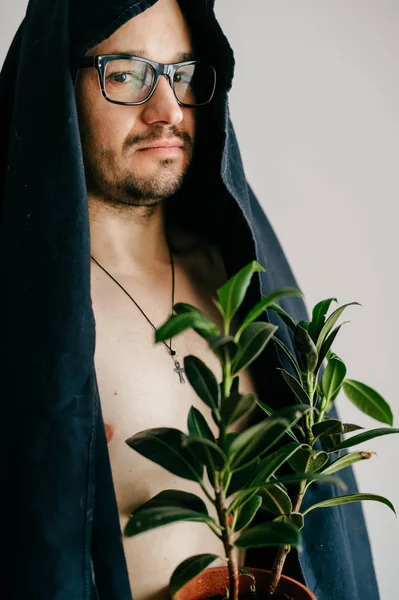 Man Glazen Zwarte Ceremonie Mantel Die Pot Met Groene Plant — Stockfoto