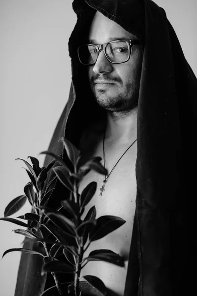 Retrato Blanco Negro Del Hombre Gafas Manta Ceremonia Negra Con — Foto de Stock