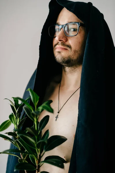 Homme Lunettes Manteau Cérémonie Noir Tenant Pot Avec Plante Verte — Photo