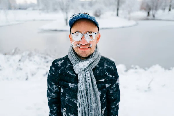 雪で覆われた男性の顔の肖像画 — ストック写真