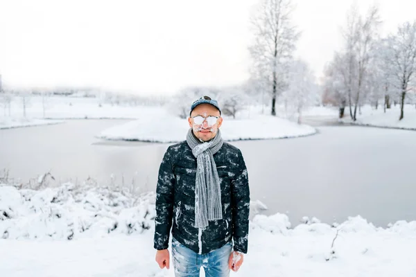雪で覆われた男性の顔の肖像画 — ストック写真