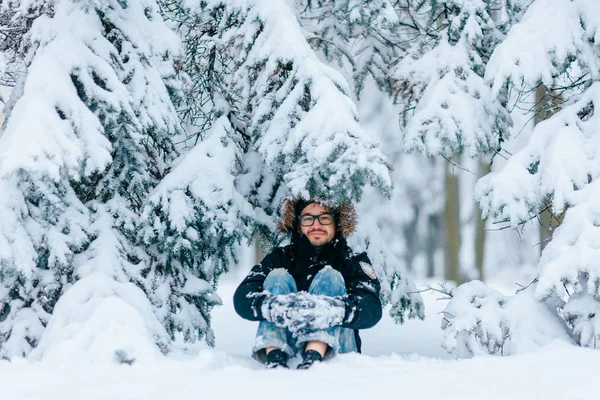 Mann Sitzt Auf Verschneitem Boden Winterwald — Stockfoto