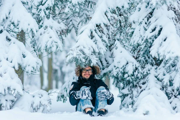 Muž Sedí Sněžná Země Zimě Lese — Stock fotografie