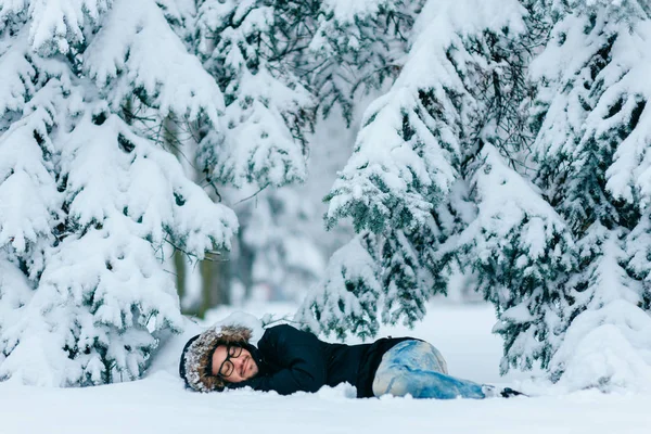 Man Ligger Snöiga Marken Vinter Skog — Stockfoto