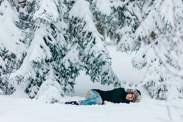 Man Ligger Snöiga Marken Vinter Skog — Stockfoto