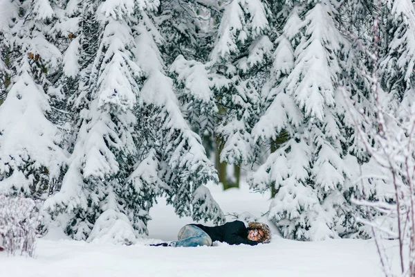Άντρας Ξαπλωμένος Στο Χιονισμένο Έδαφος Στο Δάσος Του Χειμώνα — Φωτογραφία Αρχείου