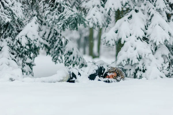 Man Ligger Snöiga Marken Vinter Skog — Stockfoto