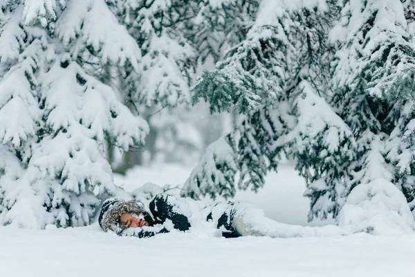 Człowiek Leżący Ziemi Lesie Zimą Śnieżne — Zdjęcie stockowe