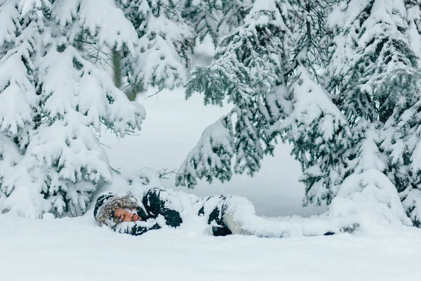 Man Ligger Snöiga Marken Vinter Skog — Stockfoto