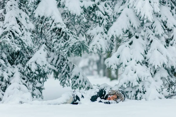 Man Ligger Snöiga Marken Vinter Skog — Stockfoto