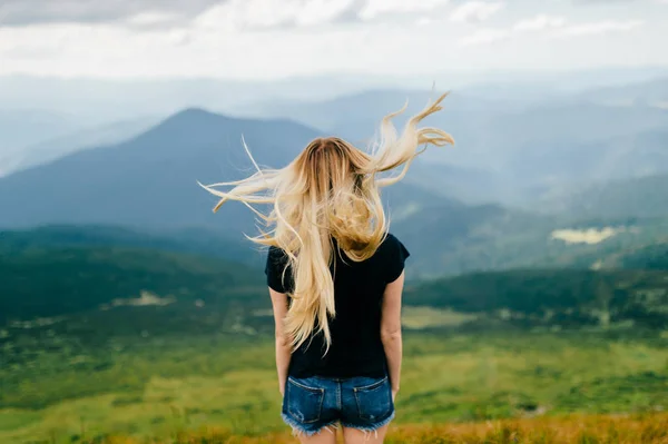 Mujer Rubia Joven Hermosas Montañas Los Cárpatos Día Verano — Foto de Stock