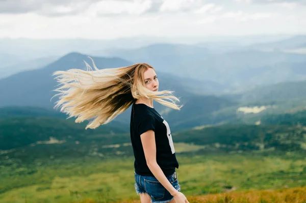 Junge Blonde Frau Den Wunderschönen Karpaten Einem Sommertag — Stockfoto