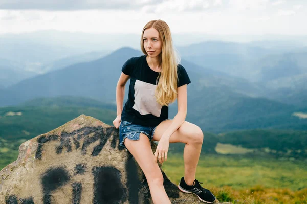 Junge Blonde Frau Den Wunderschönen Karpaten Einem Sommertag — Stockfoto
