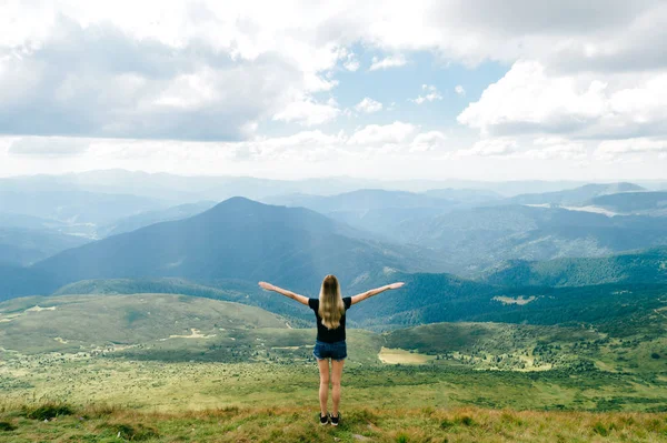 Sarışın genç kadın yaz gününde güzel Karpat Dağları'nda