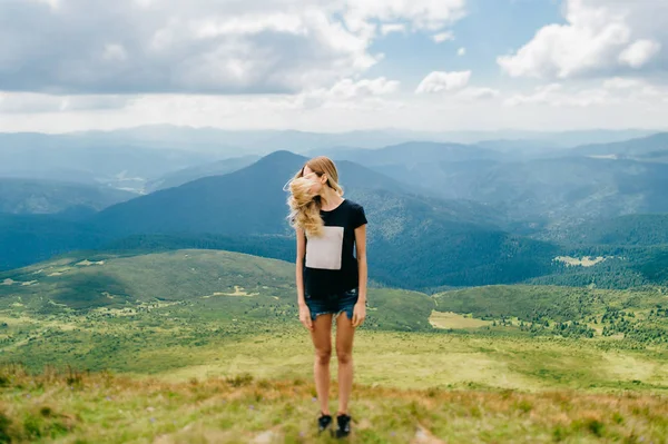 Mujer Rubia Joven Hermosas Montañas Los Cárpatos Día Verano — Foto de Stock