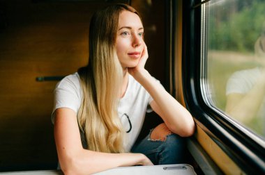 genç kadın uzun saçlı tren ile seyahat eden