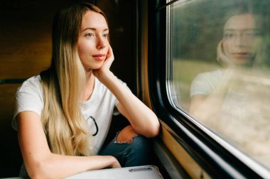 genç kadın uzun saçlı tren ile seyahat eden