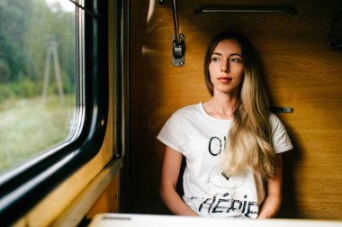 genç kadın uzun saçlı tren ile seyahat eden