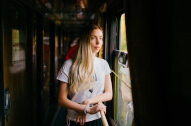 genç kadın uzun saçlı tren ile seyahat eden