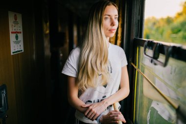 genç kadın uzun saçlı tren ile seyahat eden