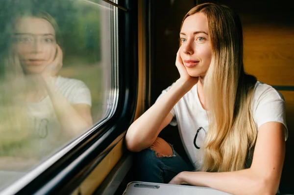 Junge Frau Mit Langen Haaren Allein Zug Unterwegs — Stockfoto