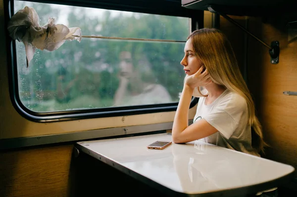 Jovem Mulher Com Cabelos Longos Viajando Trem Sozinha — Fotografia de Stock