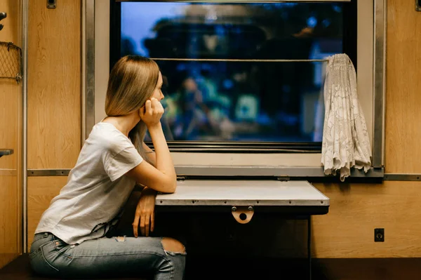 Junge Frau Mit Langen Haaren Allein Zug Unterwegs — Stockfoto
